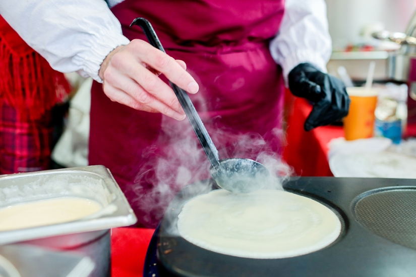 Pancakes with pike caviar and reconstruction of fist fights at the Moscow Maslenitsa Festival