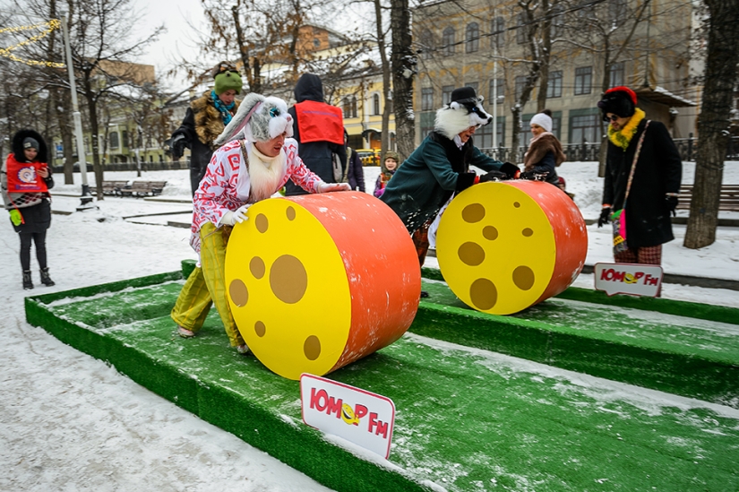 Pancakes with pike caviar and reconstruction of fist fights at the Moscow Maslenitsa Festival