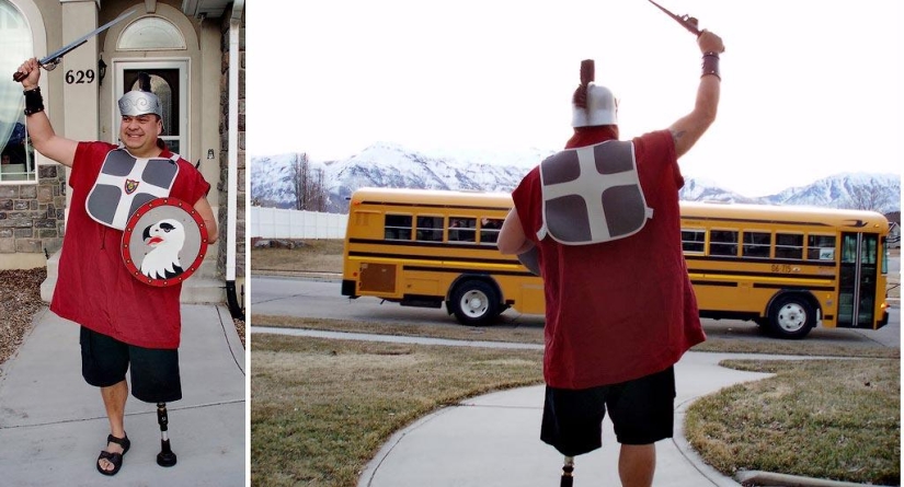 Papá alegre acompaña a su hijo a la escuela o "No le enseñes a tu padre a bromear" Papá alegre acompaña a su hijo a la escuela o "No le enseñes a tu padre a bromear"