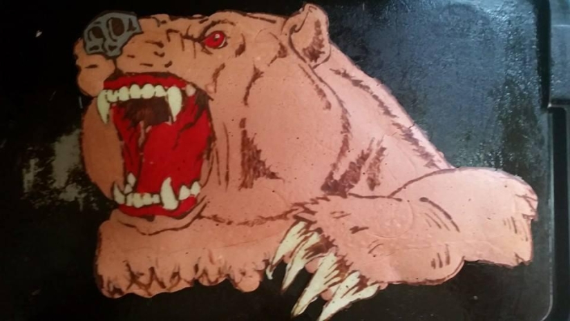 Papá creativo hornea fantásticos panqueques coloridos para su hijo