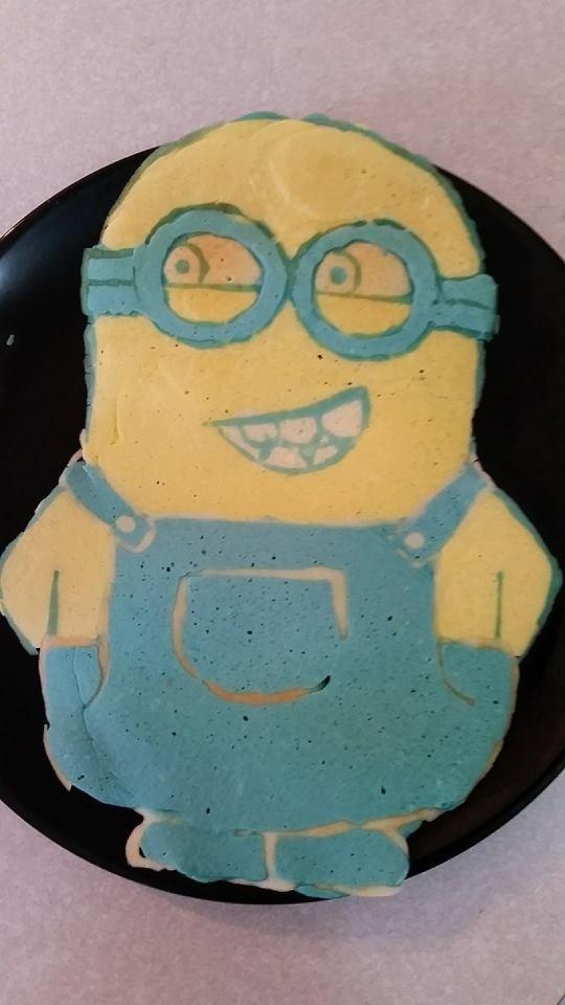 Papá creativo hornea fantásticos panqueques coloridos para su hijo