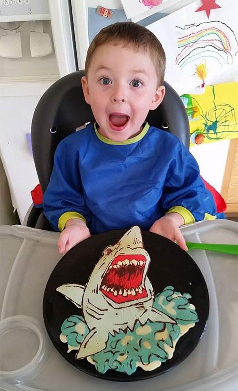 Papá creativo hornea fantásticos panqueques coloridos para su hijo