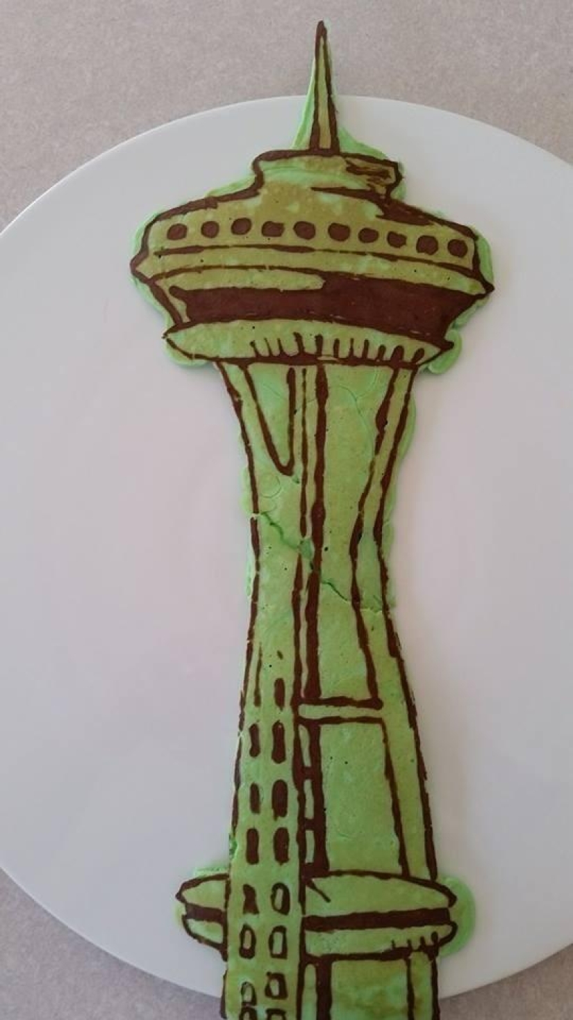 Papá creativo hornea fantásticos panqueques coloridos para su hijo