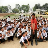 ¡Parece que encontramos un hombre de goma vivo! ¡Esta es una visita obligada!