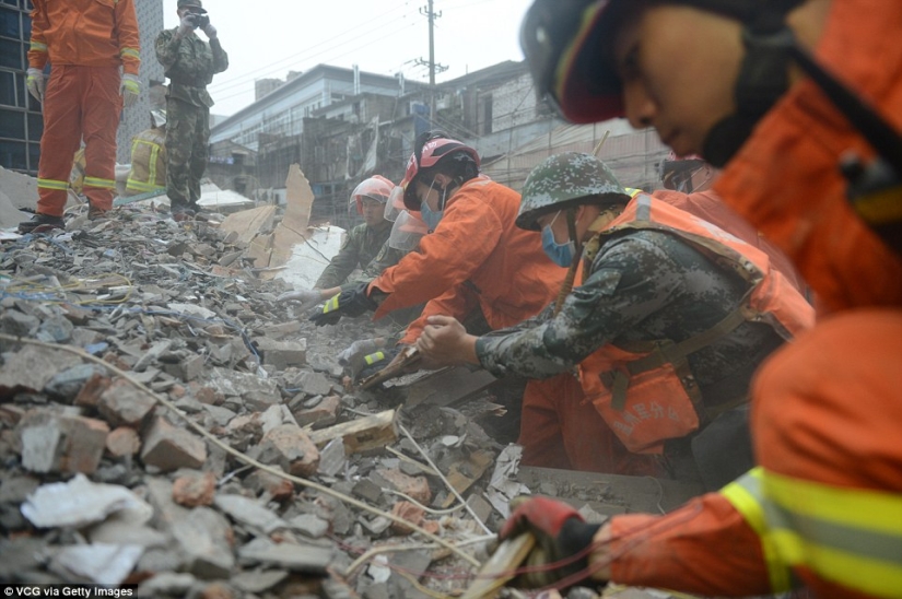 Parents sacrificed their lives by covering their daughter during the collapse of the house