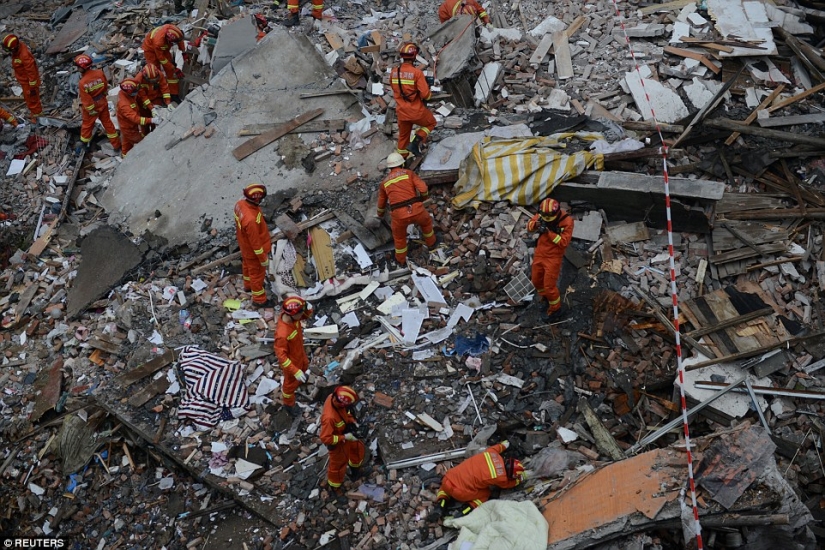 Parents sacrificed their lives by covering their daughter during the collapse of the house