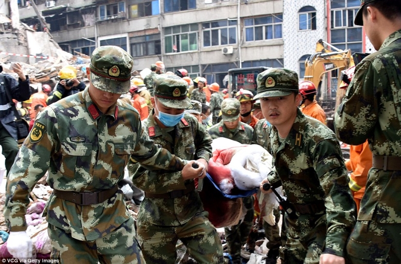 Parents sacrificed their lives by covering their daughter during the collapse of the house