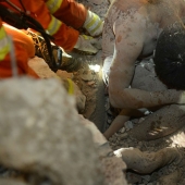 Parents sacrificed their lives by covering their daughter during the collapse of the house