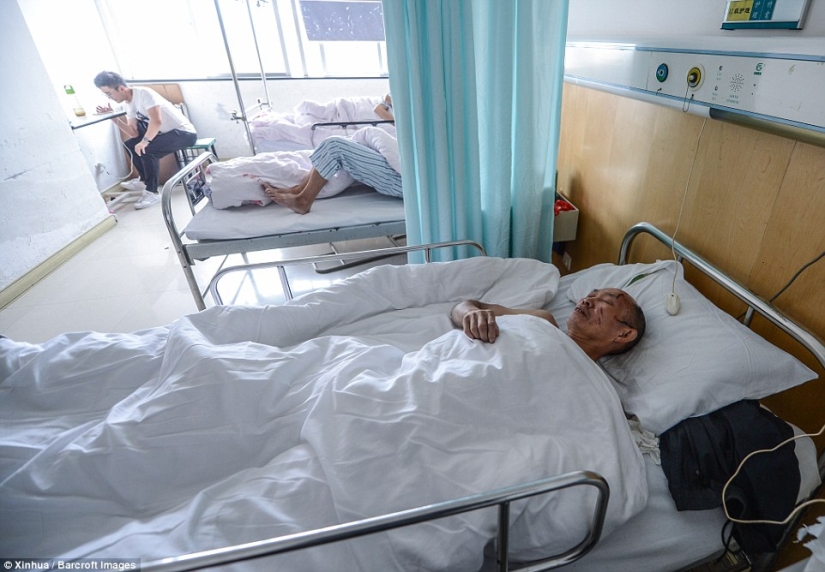 Parents sacrificed their lives by covering their daughter during the collapse of the house