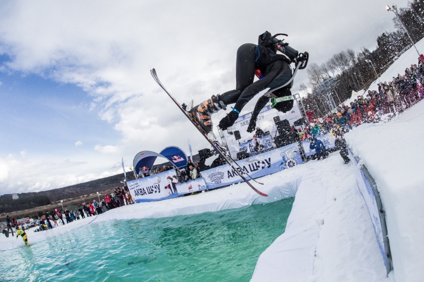 Party hard at Snezhny: the most creative snowboard race in Russia