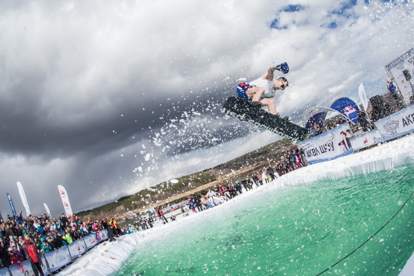 Party hard at Snezhny: the most creative snowboard race in Russia