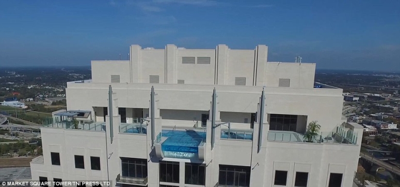 Paso al vacío: una piscina con fondo transparente a una altura de 150 metros Paso al vacío: una piscina con fondo transparente a una altura de 150 metros