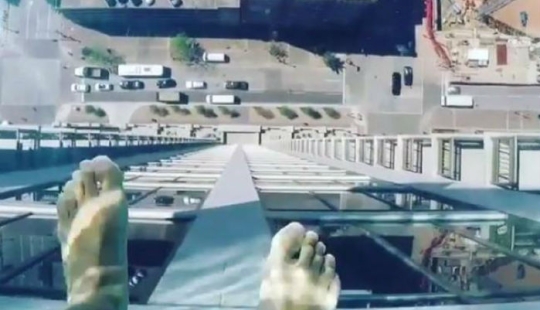 Paso al vacío: una piscina con fondo transparente a una altura de 150 metros