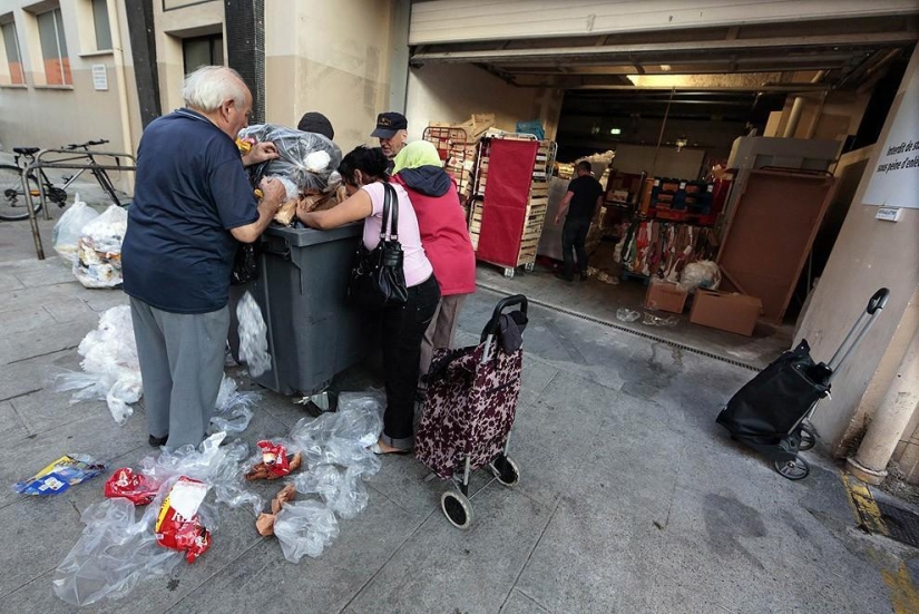 Pensionista francés come de contenedores de basura