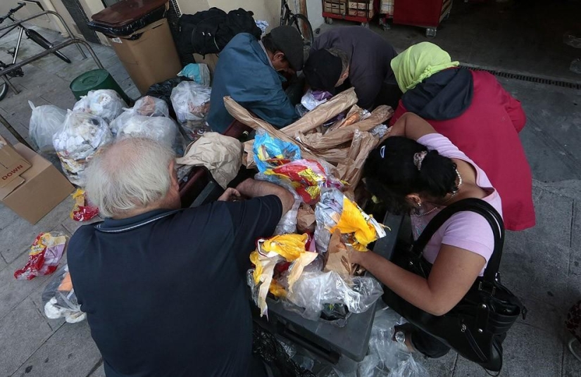 Pensionista francés come de contenedores de basura