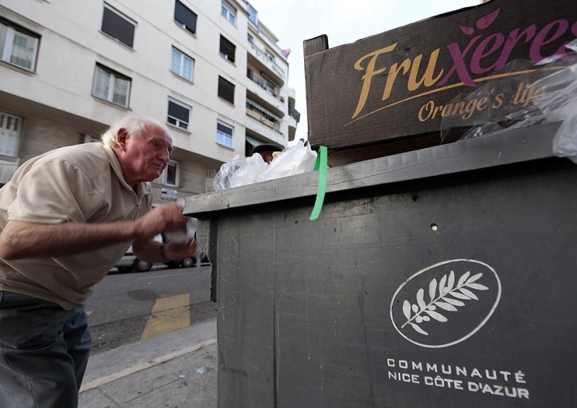 Pensionista francés come de contenedores de basura