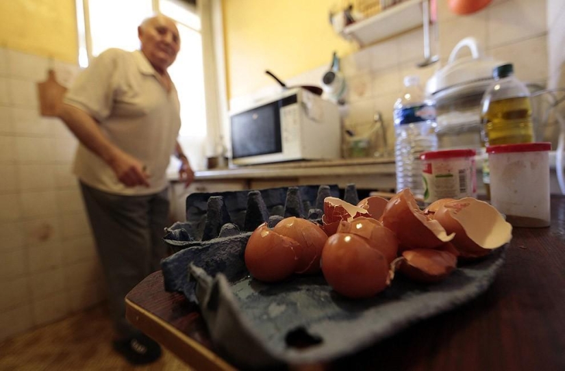 Pensionista francés come de contenedores de basura