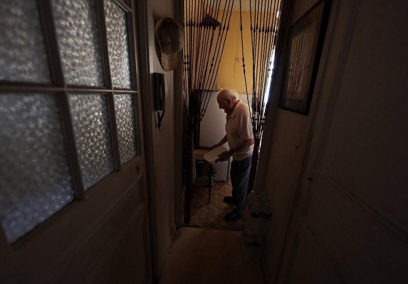 Pensionista francés come de contenedores de basura