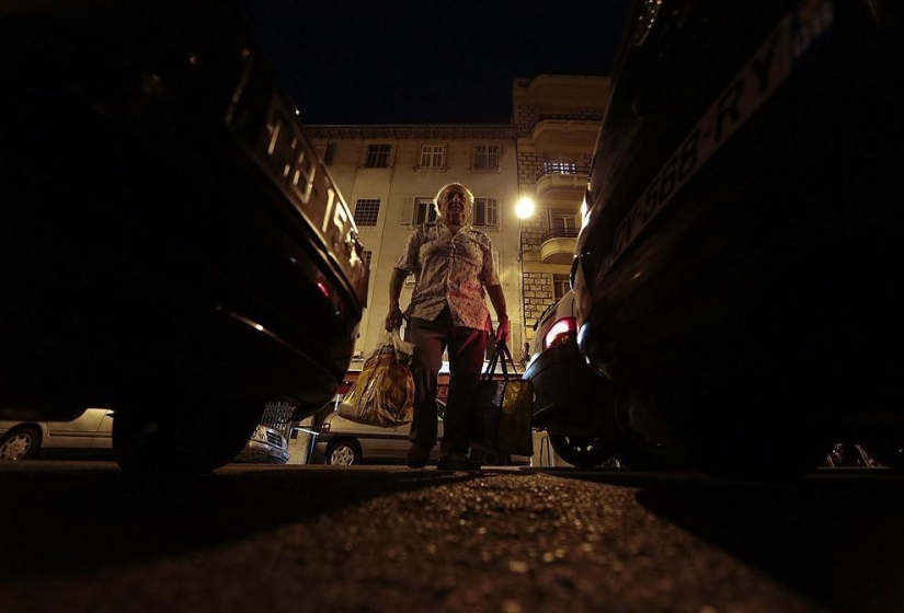 Pensionista francés come de contenedores de basura