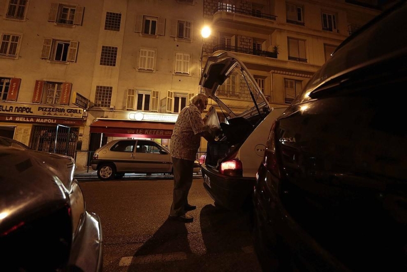 Pensionista francés come de contenedores de basura