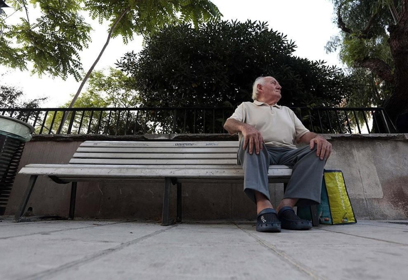 Pensionista francés come de contenedores de basura