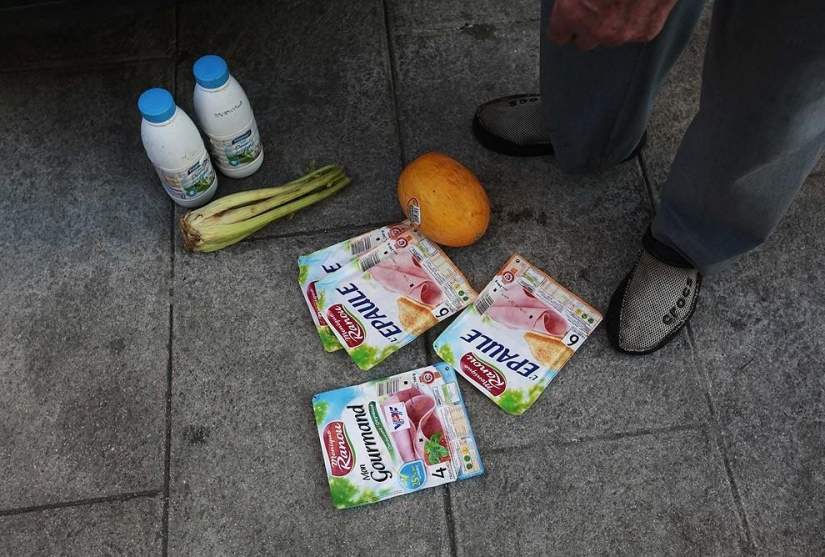 Pensionista francés come de contenedores de basura