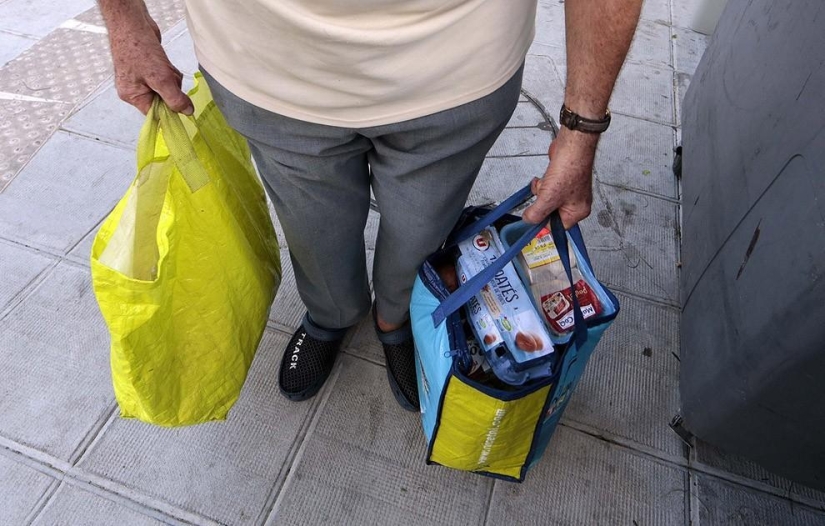 Pensionista francés come de contenedores de basura