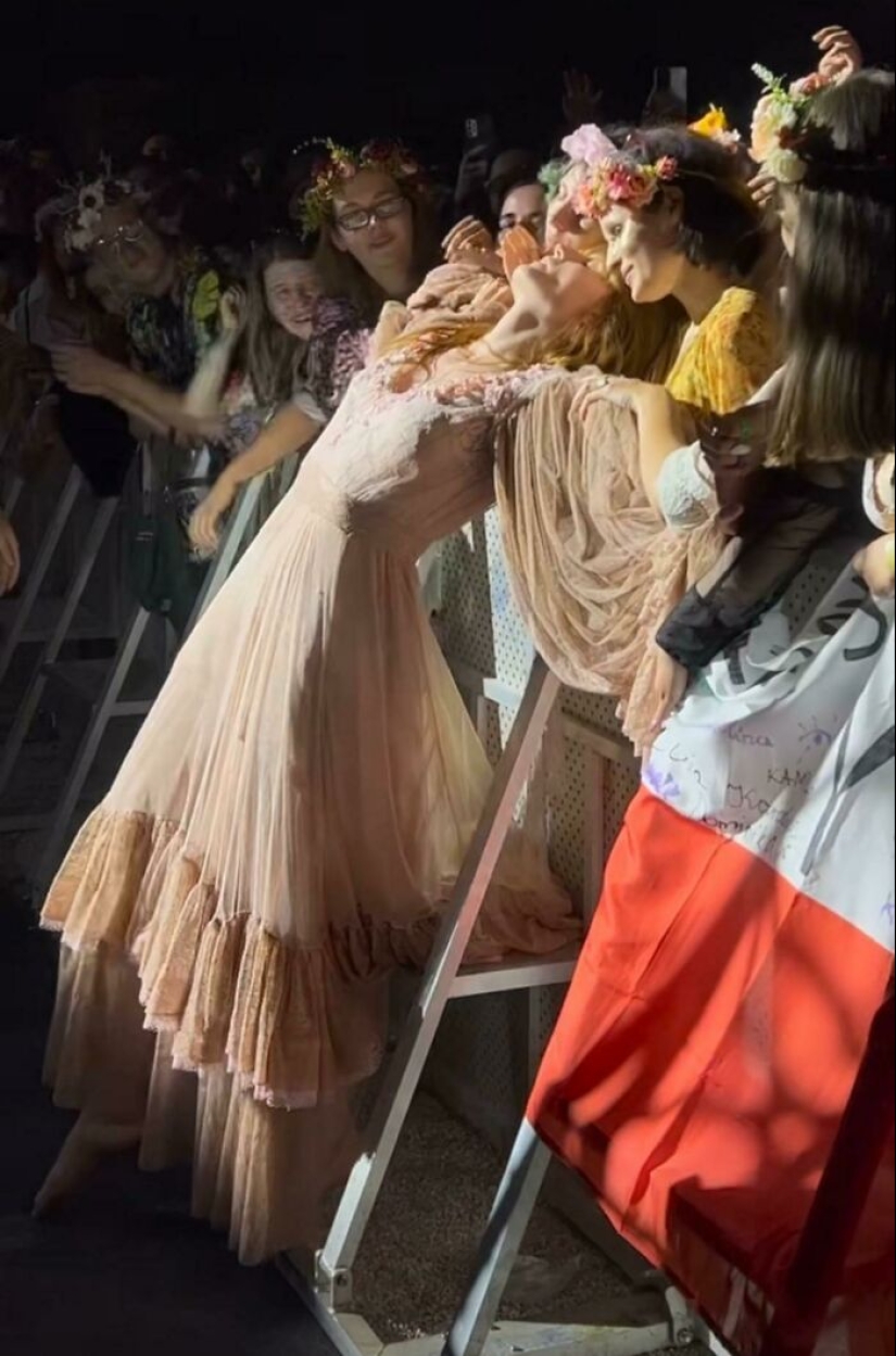 People Took Pictures, Only To Realize It Was ‘Accidental Renaissance’