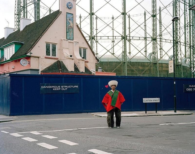 Pequeños mundos de Londres: emigrantes en trajes típicos Pequeños mundos de Londres: emigrantes en trajes típicos