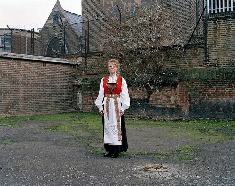 Pequeños mundos de Londres: emigrantes en trajes típicos Pequeños mundos de Londres: emigrantes en trajes típicos