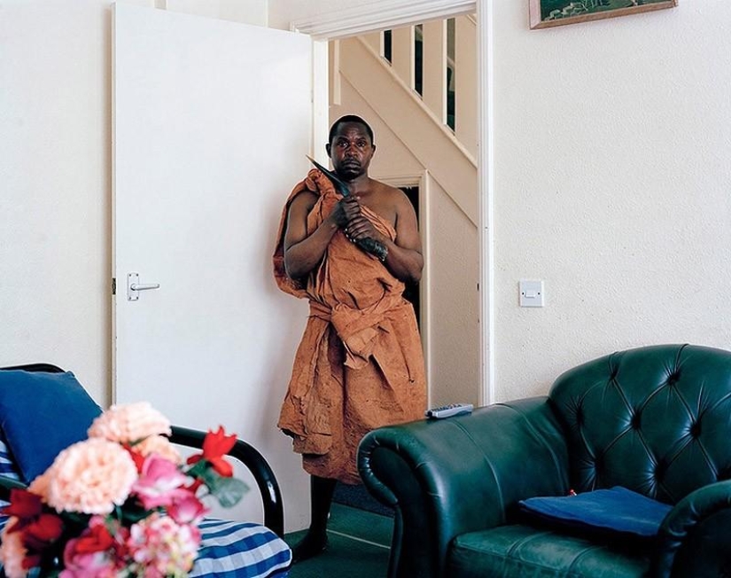 Pequeños mundos de Londres: emigrantes en trajes típicos Pequeños mundos de Londres: emigrantes en trajes típicos