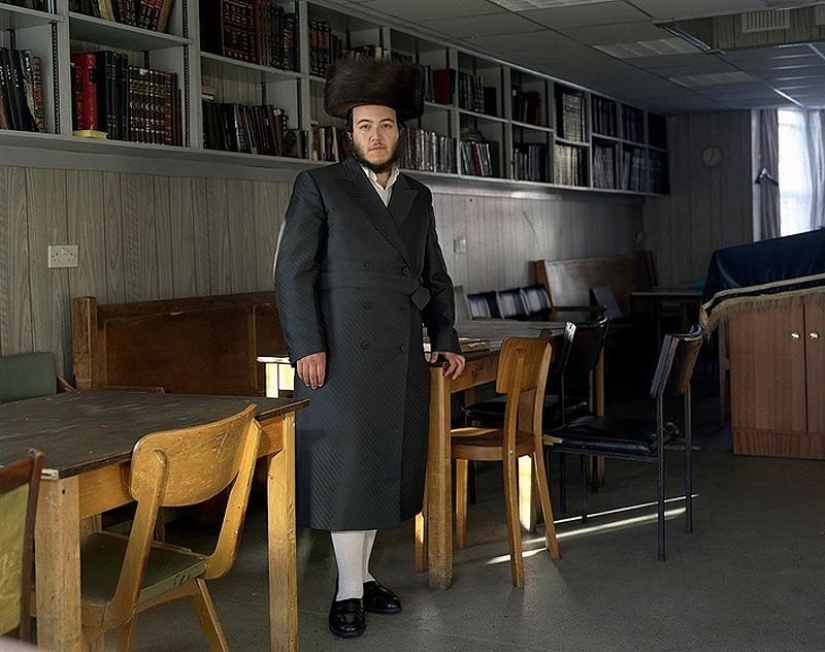 Pequeños mundos de Londres: emigrantes en trajes típicos Pequeños mundos de Londres: emigrantes en trajes típicos