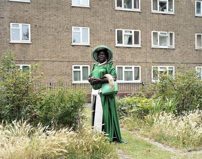 Pequeños mundos de Londres: emigrantes en trajes típicos Pequeños mundos de Londres: emigrantes en trajes típicos