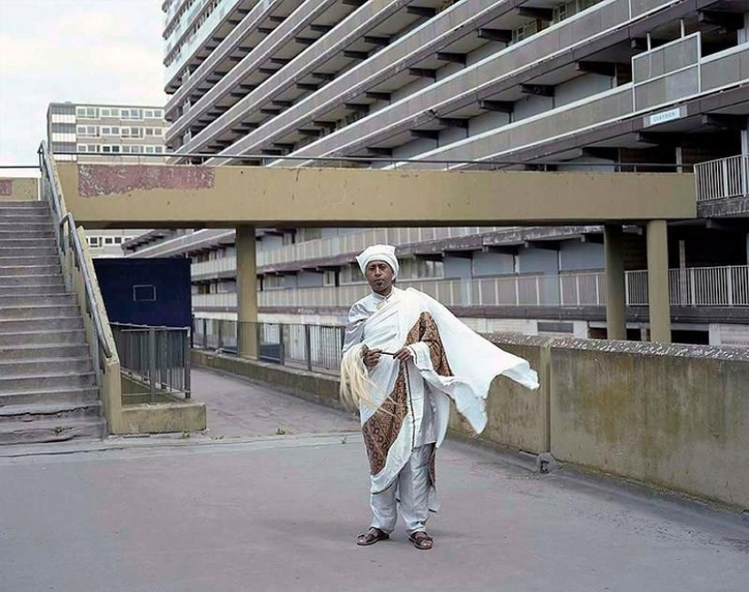 Pequeños mundos de Londres: emigrantes en trajes típicos Pequeños mundos de Londres: emigrantes en trajes típicos