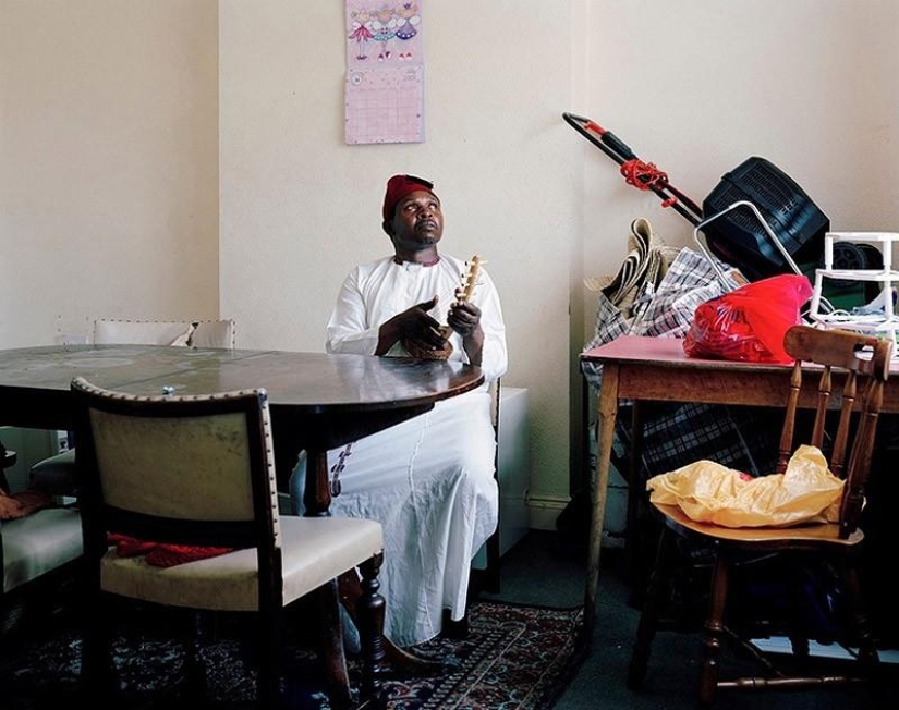 Pequeños mundos de Londres: emigrantes en trajes típicos Pequeños mundos de Londres: emigrantes en trajes típicos