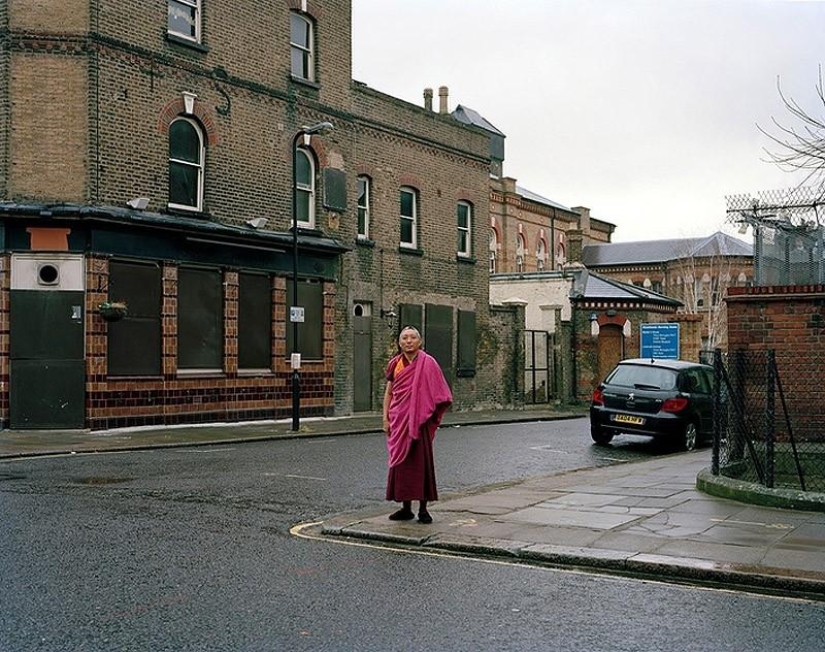 Pequeños mundos de Londres: emigrantes en trajes típicos Pequeños mundos de Londres: emigrantes en trajes típicos