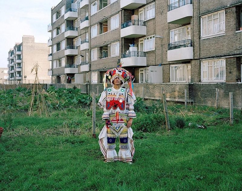 Pequeños mundos de Londres: emigrantes en trajes típicos Pequeños mundos de Londres: emigrantes en trajes típicos