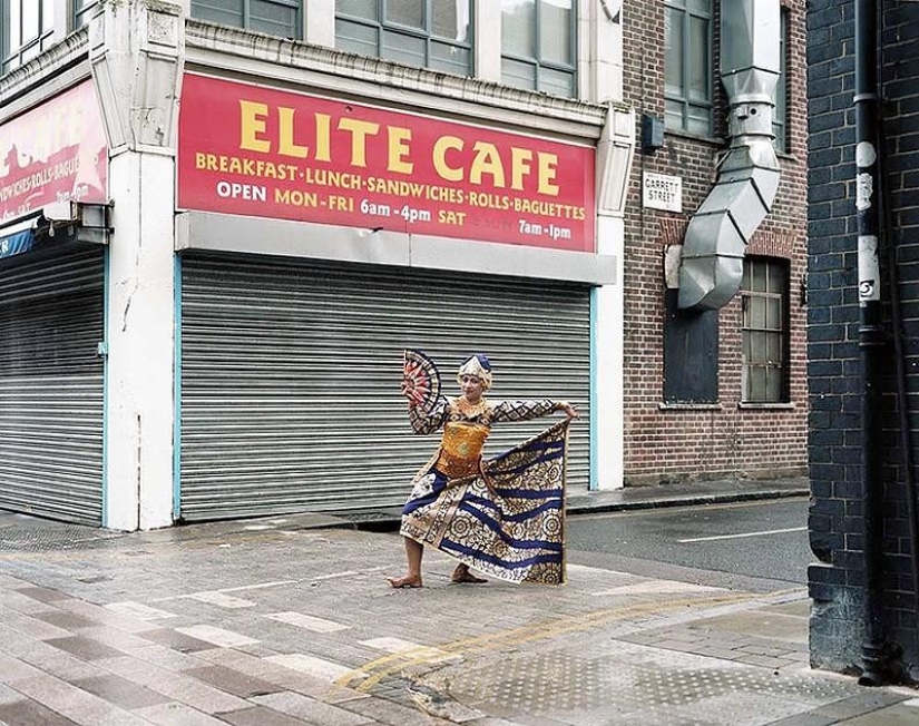 Pequeños mundos de Londres: emigrantes en trajes típicos Pequeños mundos de Londres: emigrantes en trajes típicos