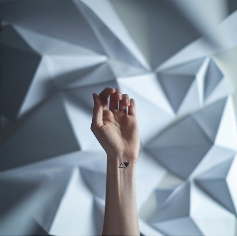 Pequeños tatuajes combinados con un fondo adecuado: ¡esto es un verdadero arte!