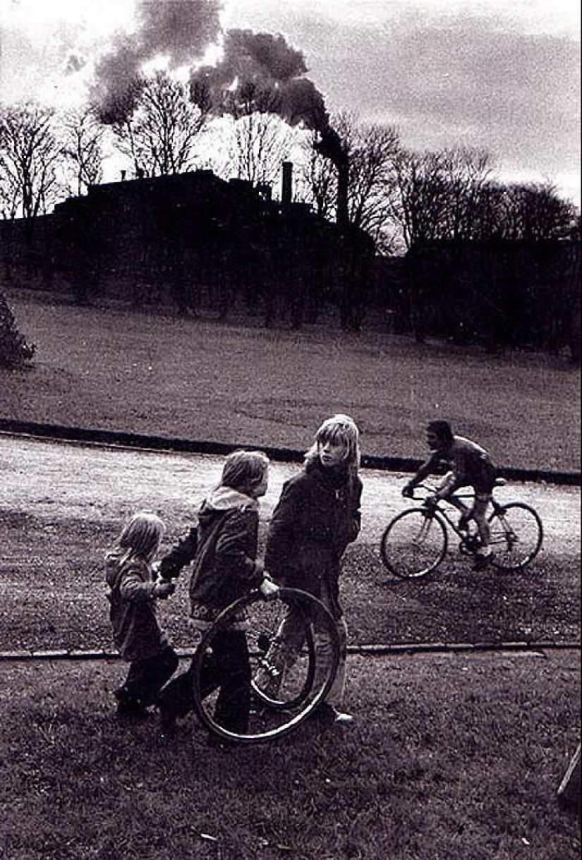 Photo from the rare edition of Ian Berry "The English" Photo from the rare edition of Ian Berry "The English"