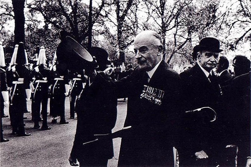 Photo from the rare edition of Ian Berry "The English" Photo from the rare edition of Ian Berry "The English"