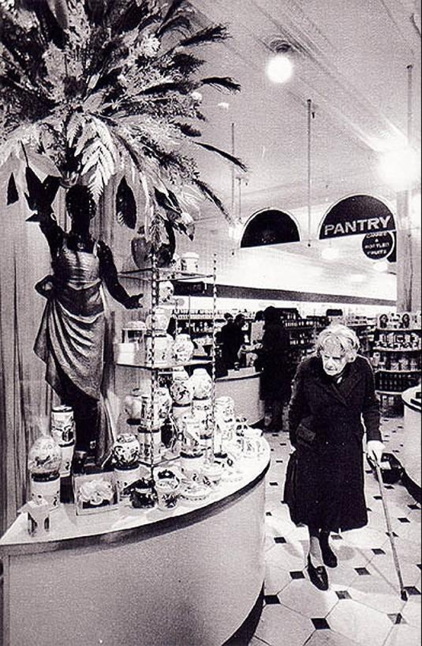 Photo from the rare edition of Ian Berry "The English" Photo from the rare edition of Ian Berry "The English"