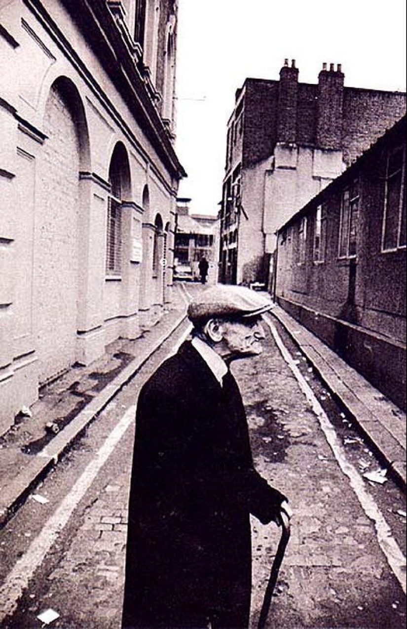 Photo from the rare edition of Ian Berry "The English" Photo from the rare edition of Ian Berry "The English"