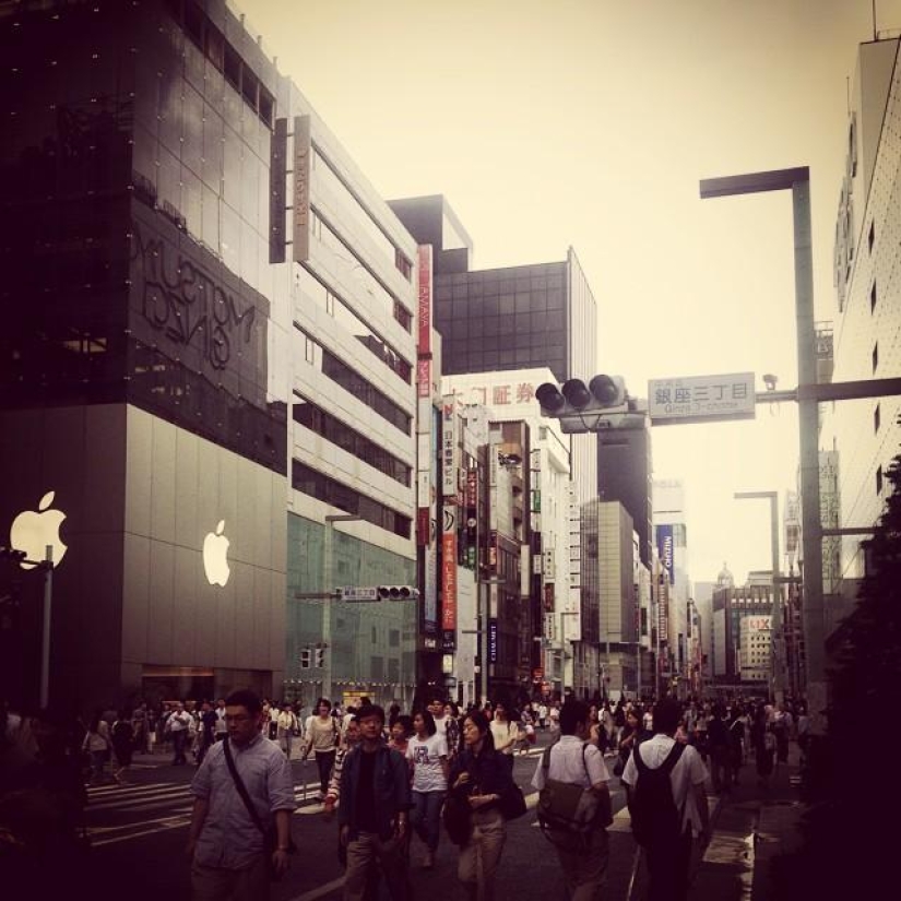 Photos from queues for iPhone 6 around the world Photos from queues for iPhone 6 around the world