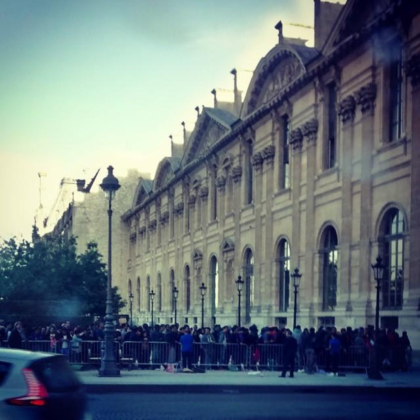 Photos from queues for iPhone 6 around the world Photos from queues for iPhone 6 around the world
