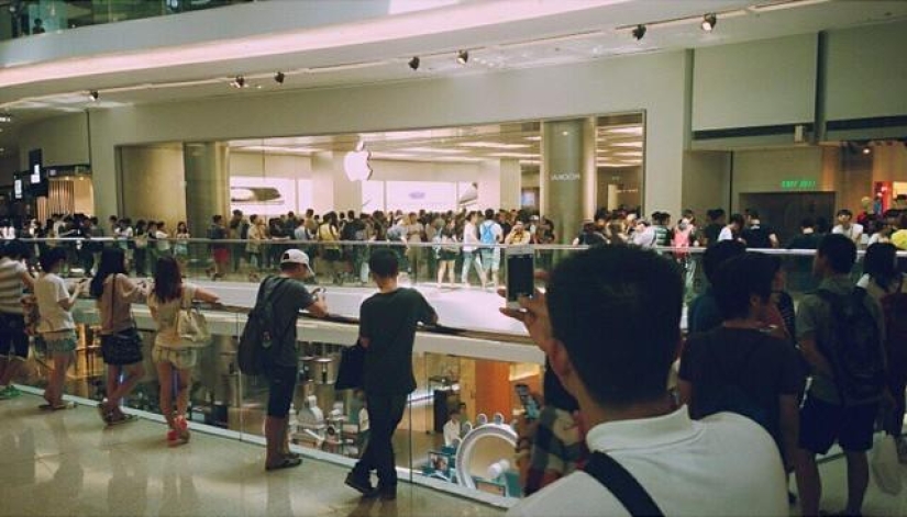 Photos from queues for iPhone 6 around the world Photos from queues for iPhone 6 around the world