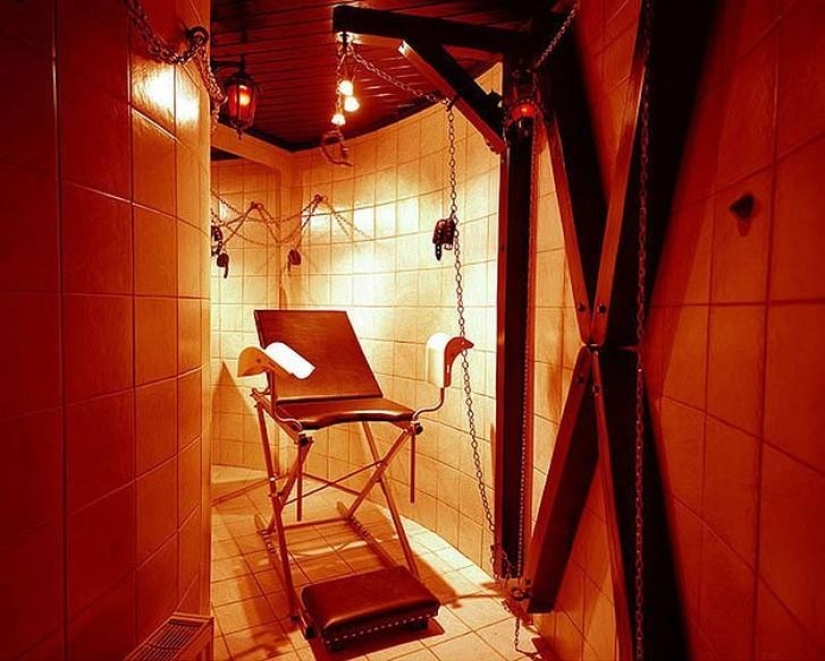 Pleasure Garden: the life of the regulars of swinger clubs