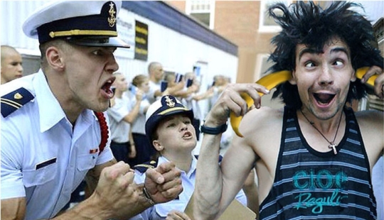 "Plátanos en los oídos" : cómo aparecieron los auriculares modernos