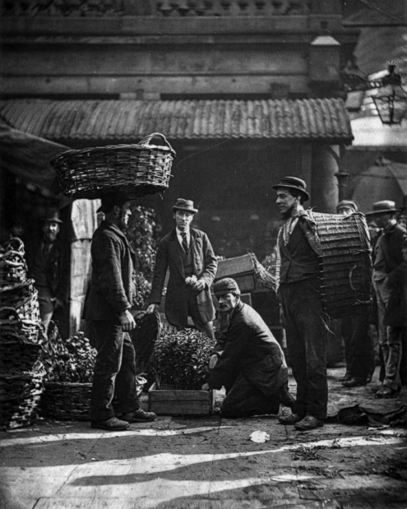 Pobreza sin fin en las calles de Londres en 1873-1877