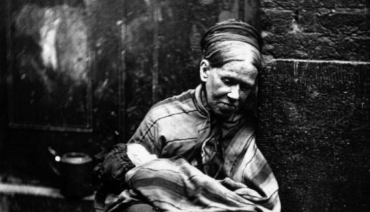 Pobreza sin fin en las calles de Londres en 1873-1877